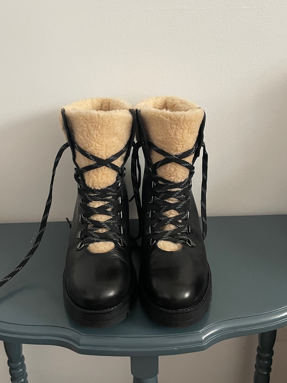 L'INTERVALLE Black Leather Lace-Up Boots with Faux Cream Sherpa Cuff